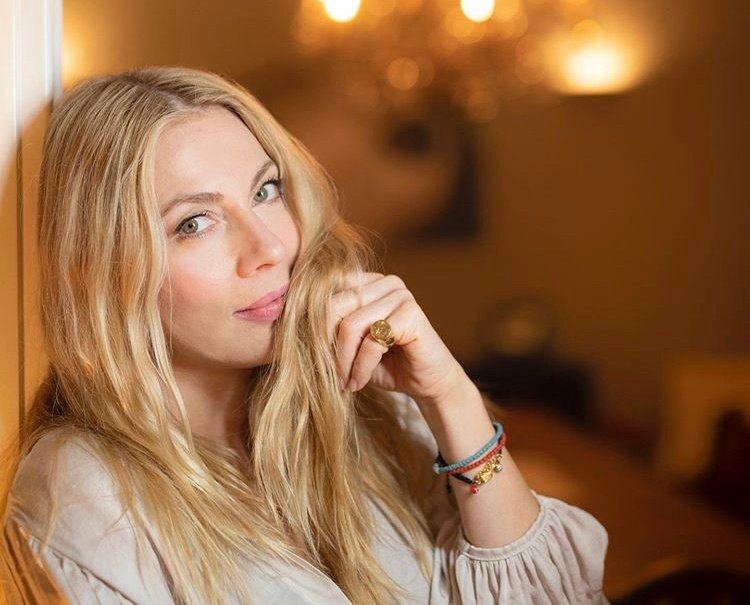 Σμαράγδα Καρύδη. Το μήνυμα της προς τους πλούσιους Έλληνες “Ήρθε η ώρα να βάλετε το χέρι στην τσέπη”.