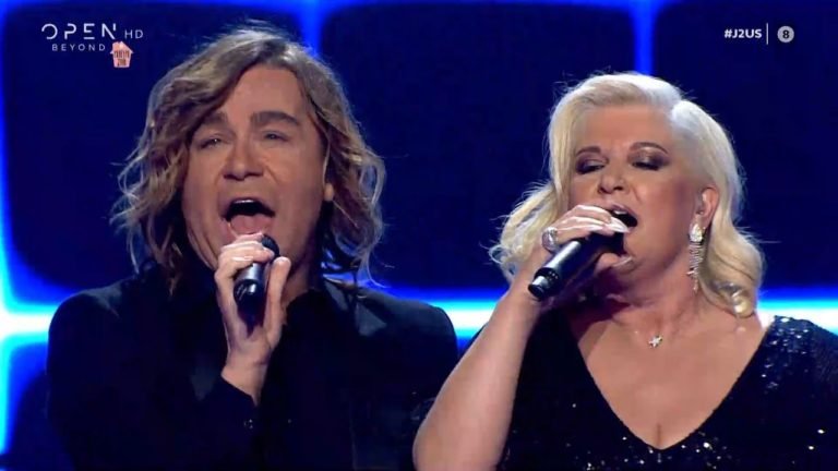 Just the 2 of us. Ο Τρύφωνας Σαμαράς τραγουδάει “Έλα έλα” και μοιράζει απλόχερα γέλιο.