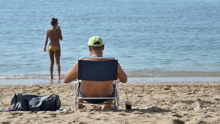 Σχέδιο «Ασφαλές μπάνιο»: Αυτά είναι τα 8 μέτρα για τον κορωνοϊό στις παραλίες φέτος το καλοκαίρι (Pics)
