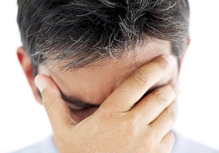 Η συνήθεια που όλοι οι άντρες έχουν και ασπρίζουν τα μαλλιά τους σε νεαρή ηλικία!