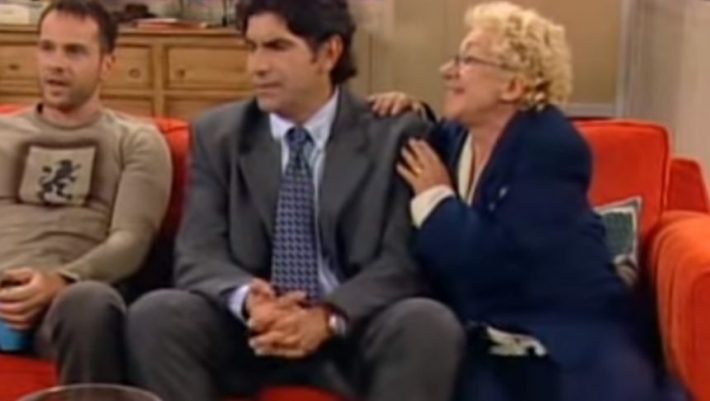 7/10 ρεκόρ: Θα βρεις 10 ονόματα και λεπτομέρειες του «Άκρως Οικογενειακόν» που δεν θυμάται ούτε ο Μπέζος;;