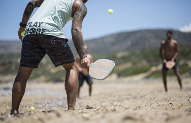 Το δράμα των «ρακέτα-ρακέτα»: Τι δεν θα μπορούν να κάνουν στις παραλίες φέτος λόγω κορωνοϊού