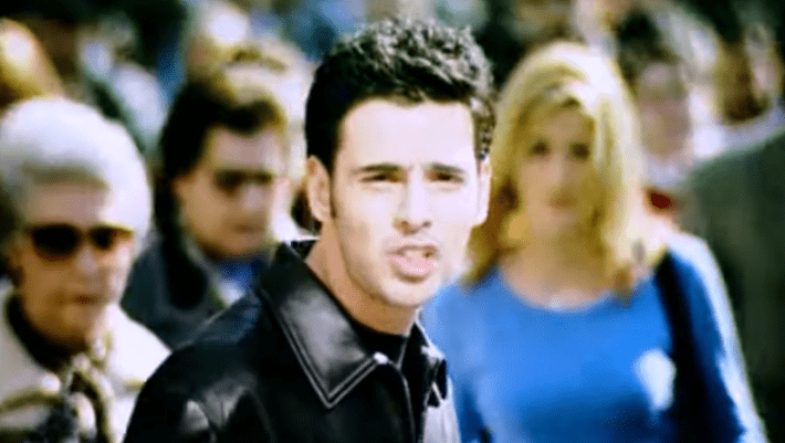 Έλιωσαν στο cd player: Μπορείς να βρεις τις ’90s τραγουδάρες από έναν μόνο στίχο;