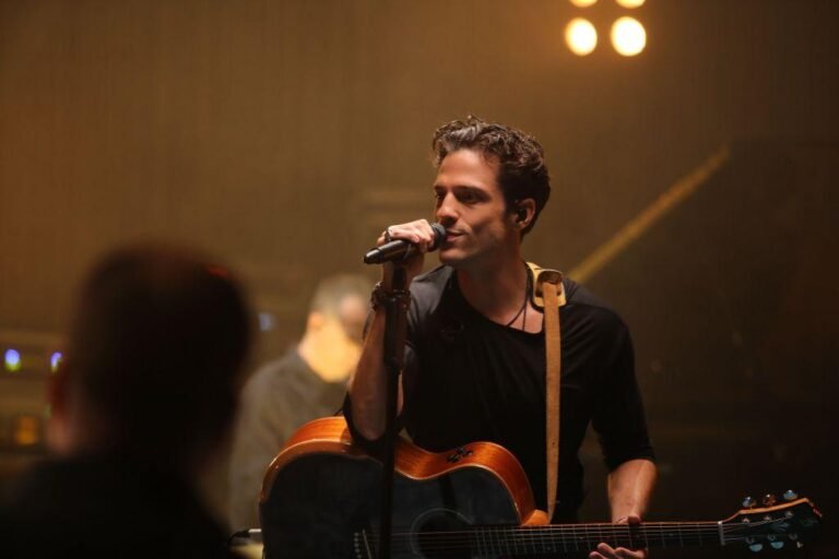 Κουίζ: Μπορείς να βρεις τον στίχο που λείπει σε 10 πασίγνωστα τραγούδια;