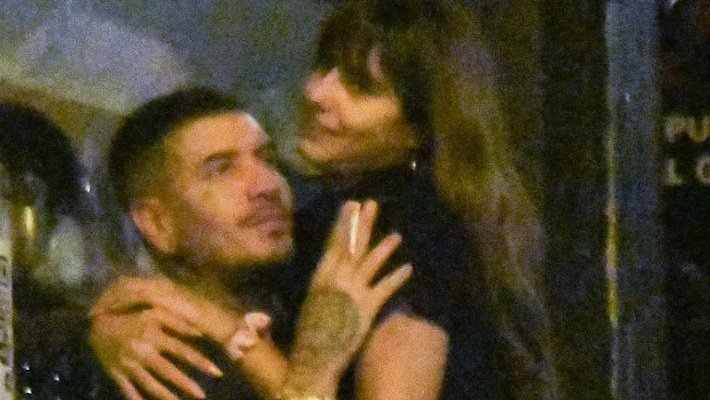 Τον ζηλεύουν όλοι: Το καυτό φιλί της Ηλιάνας στον SNIK on camera που δικαίως έγινε viral (Vid)