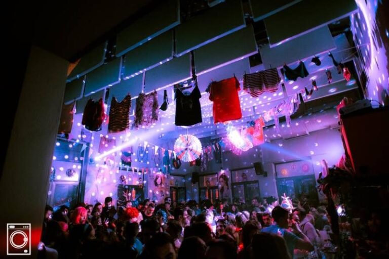 Το Πλυντήριο Bar επιστρέφει δυναμικά με πάρτι στο Bikini Beach!