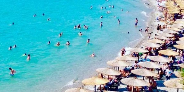 2,5 ώρες χωρίς πλοίο: Το μέρος που θα έχεις δωρεάν παραλίες και διαμονή στο κύμα με 45 ευρώ τη μέρα μπάτζετ