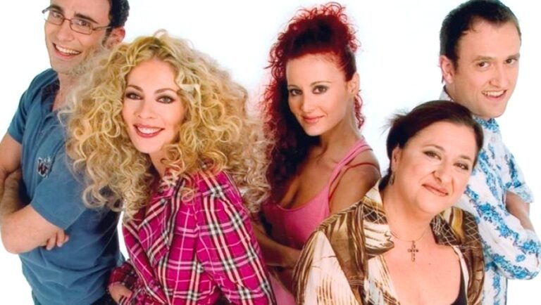 Ελάχιστοι παρατήρησαν το τρικ του Καπουτζίδη: Θυμάσαι τι δεν κράτησαν ποτέ στα χέρια τους οι 5 φίλοι του «Παρά Πέντε»;