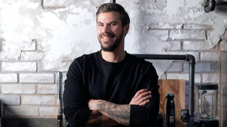 Αγρίεψε: Το νέο look του Άκη Πετρετζίκη θυμίζει Ντάνο (Pics)