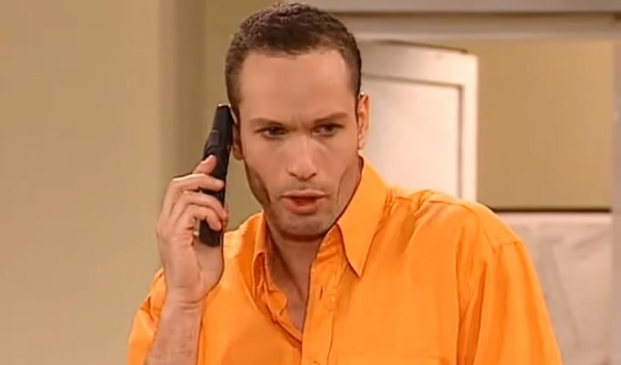 10/10 ούτε ο Κατακουζηνός: Μπορείς να συμπληρώσεις τη λέξη που λείπει σε 10 κλασικές ατάκες του «Κωνσταντίνου και Ελένης»;