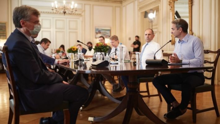 Τα 4 παιδαριώδη λάθη που μας οδηγούν με μαθηματική ακρίβεια στα 700 κρούσματα τη μέρα