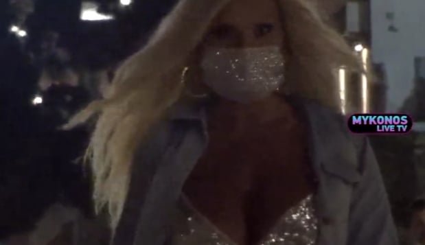 Μόνο στην Μύκονο αυτά: Οι πιο trendy μάσκες κυκλοφορούν στα στενά της Μυκόνου