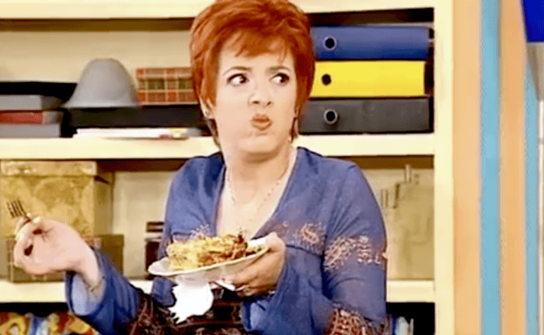 10/10 ούτε ένας: Θα βρεις το επεισόδιο «Κων/νου & Ελένης» από μια φωτό της Βλαχάκη να τρώει;