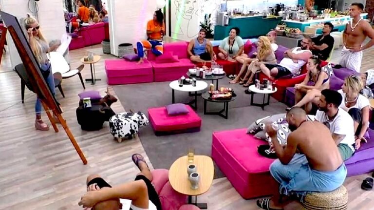 Νέο αίσχος με υπογραφή «Big Brother»: Παίκτρια γδύvεται και δείχνει το στήθος και το αιδοίο της (Pic)