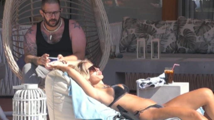 Δεν άφησε τίποτα στην φαντασία: Ημίγυμνη παίκτρια στο Big brother