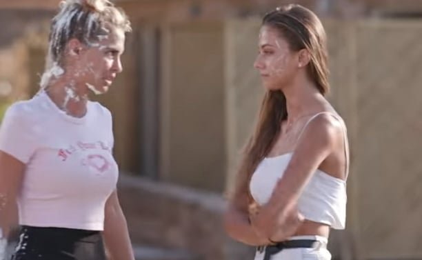 Παίκτρια του Bachelor πετάει με μίσος τούρτα στο πρόσωπο συμπαίκτριας της(βίντεο)