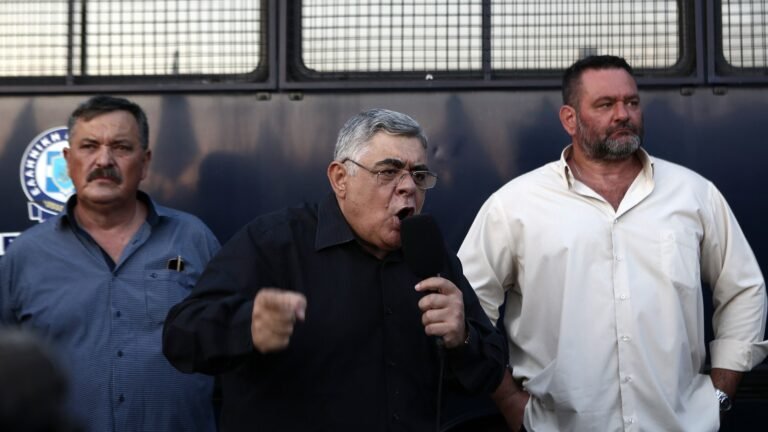 Καλώς τα παιδιά: Οι πρώτες φωτό των πρωτοπαλίκαρων της Χρυσής Αυγής στα νέα του κελιά (Pics)