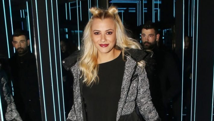 To απόλυτο restart: Η Λάουρα Νάργες έβαλε κιλά, έγινε μελαχρινή και δεν την αναγνωρίζει κανείς (Pic)