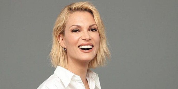 Την βρήκαμε και σας την δείχνουμε. Η Βίκυ Καγιά με “φραουλί” μαλλί