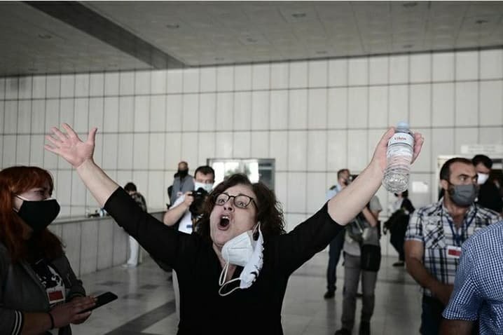 “Τα κατάφερες γιε μου!” Η πιο συγκινητική εικόνα για το 2020