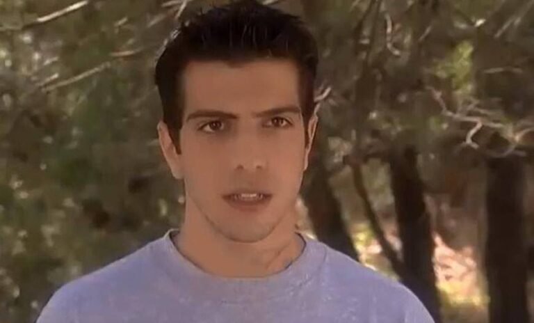 Έγινε τούμπαvo: Ο «Μπίλυ» του «Καφέ της Χαράς» 17 χρόνια μετά τους βάζει κάτω όλους (Pic)