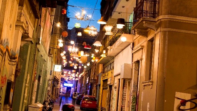 Μεζεδοπωλείο στου Ψυρρή έβγαλε φέρετρο στον δρόμο μια μέρα πριν κλείσει η εστίαση