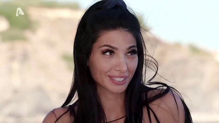 Αυτή θα παντρευόταν ο Βασιλάκος: H χυμώδης αδερφή της Σίας του Bachelor της βάζει κάτω όλες (Pics)