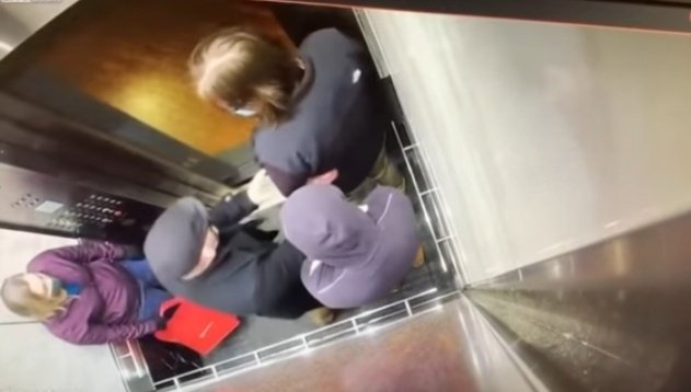 Ηλικιωμένος επιτέθηκε σε νεαρό επειδή έβηξε στο ασανσέρ(Βίντεο)