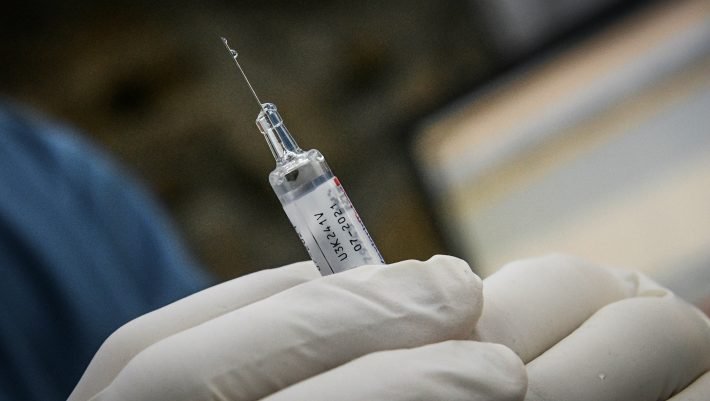 Εμβόλιο Pfizer: Πόσες παρενέργειες καταγράφηκαν μετά από 1 εκατ. εμβολιασμούς