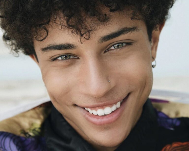 Ηρακλής Τσουζίνοβ: Βόλτα με παίκτρια του GNTM στο κέντρο της Αθήνας