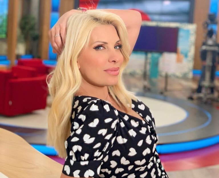 Η Ελένη Μενεγάκη σε καστανό! Δείτε την απίστευτη ομοιότητα με τη μεσαία της κόρη(pic)