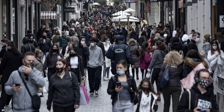 “Η ψυχολόγος μου πρότεινε να κάνω shopping therapy”, ” Έχουν τρυπήσει όλα μου τα εσώρουχα”: Απίστευτες οι δικαιολογίες των πολιτών στο κέντρο(video)