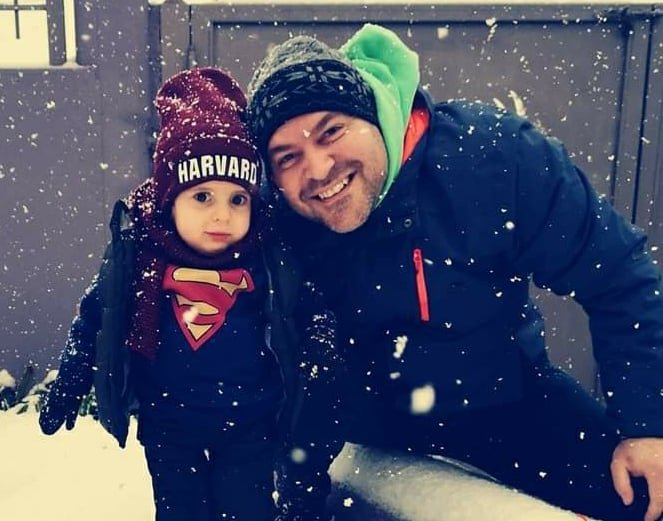 Ο Παναγιώτης Ραφαήλ απολαμβάνει τα χιόνια με την οικογένεια του! (Pic)