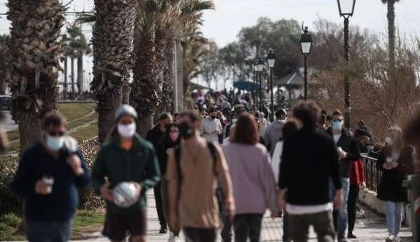 Εικόνες ΣΟΚ με αυστηρό Lockdown: Ούτε τον Αύγουστο τέτοια κοσμοσυρροή στις παραλίες