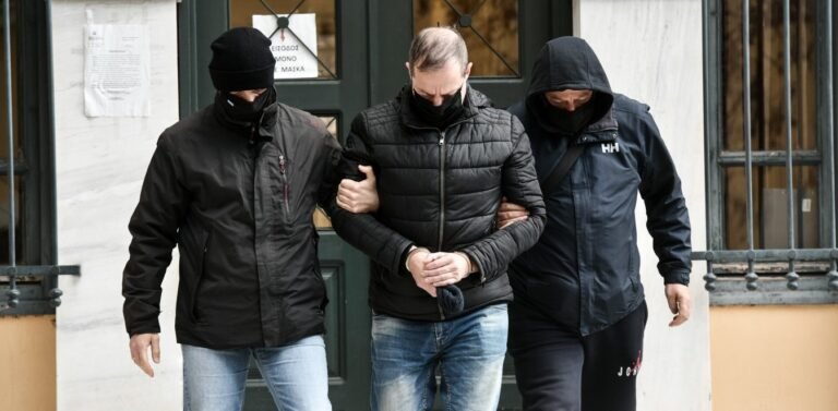 «Θα σου τινάξω τα μυαλά στον αέρα αν μιλήσεις»: Η γυναίκα που έκαψε τον Λιγνάδη παρά τις απειλές