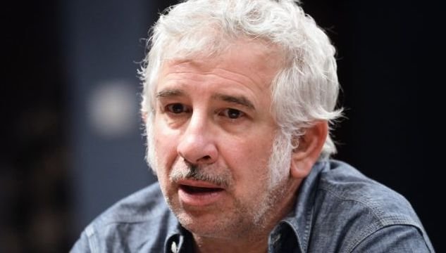 Μπήκαν στη μέση να τους χωρίσουν: Άγριος καβγάς Φιλιππίδη με τον σύζυγο μιας εκ των τριών γυναικών