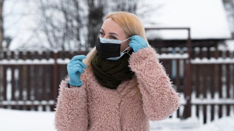 Όλες οι εξελίξεις για τα μέρη που θα είναι υποχρεωτική: “Η διπλή μάσκα αφορά τους πάντες”