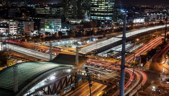 Άνοιξε ξανά τα πάντα: Η πρώτη χώρα που τελείωσε με τον κορωνοϊό χάρη στο εμβόλιο