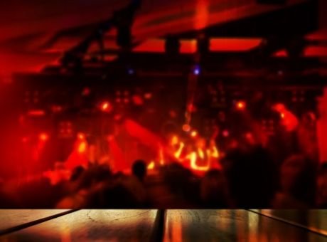 Οι συλλήψεις και τα πρόστιμα: Νυχτερινό κέντρο της Αθήνας λειτουργεί κανονικά και μαζεύει θαμώνες