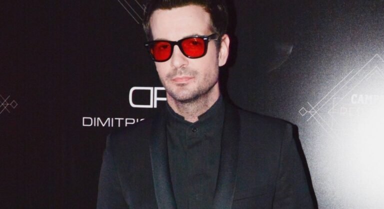 Μούσια, μαλλιά και γυαλιά μυωπίας: Η απίστευτη μεταμόρφωση του Νίνο εν μέσω καραντίνας (Pic)