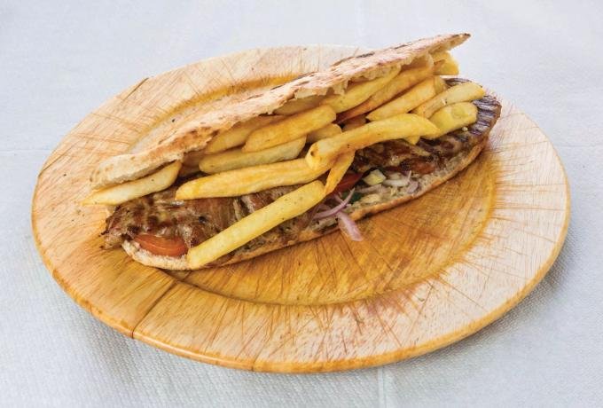 Φτηνό και πεντανόστιμο: Ένα μαγαζί έφερε το σουβλακομπομπάκι και τρέλανε όλη την Αθήνα (Pics)