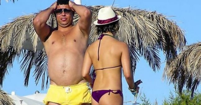 Six pack τέλος: 6 σοβαροί λόγοι για τους οποίους ο άντρας πρέπει να ‘χει μπυροκοιλιά στο πρώτο μπάνιο μετά το εμβόλιο