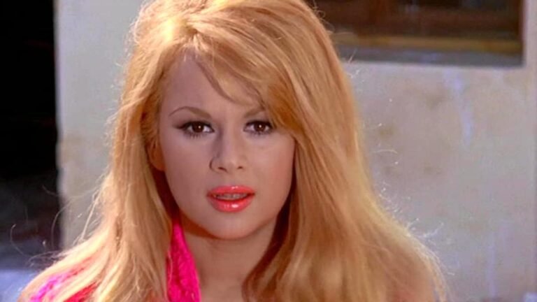 Με μαγιό, απόλυτα φυσική: Η σπάνια φωτογραφία της Αλίκης Βουγιουκλάκη από τα γυρίσματα της «Μανταλένας» το 1960 (Pic)