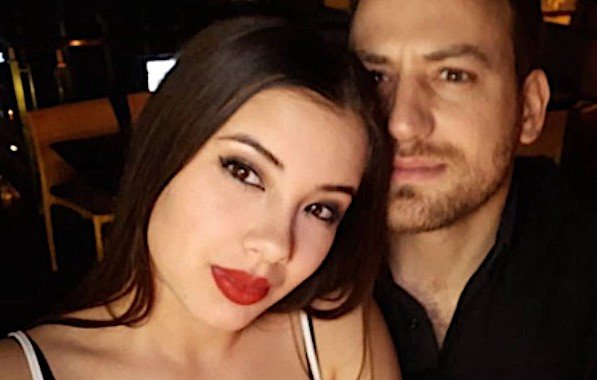 Τρελά ερωτευμένη με τον Μπάμπη: Αυτή είναι η γυναίκα που βρίσκεται στο πλευρό του Αναγνωστόπουλου μετά τη δολοφονία της Κάρολαϊν (Vid)