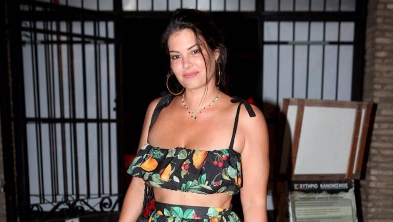 Με μαγιό, χωρίς ρετούς ή μέση-δαχτυλίδι: Η Μαρία Κορινθίου «έσβησε» τις influencers με μία φωτό (Pic)