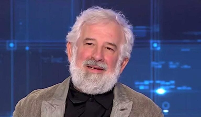 Ο Πέτρος Φιλιππίδης όρμηξε σε γυναίκα αστυνομικό: «Σε λίγο θα με απολαύσεις…»