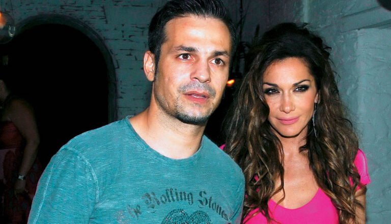 Δέσποινα Βανδή: Με μελαχρινό συνοδό στην παραλία μετά τον χωρισμό της από τον Ντέμη Νικολαΐδη (Pics)