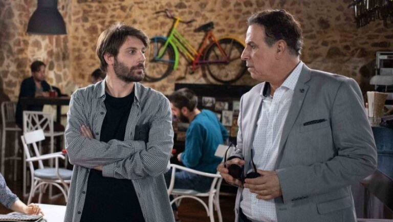 Λιώνει στην αγκαλιά του: Ζευγάρι με παίκτρια του Survivor ο Μανωλάκης του «Καφέ της Χαράς»(Pics)