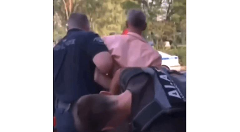 «Θα φας 200 μπουvιές»: Συνελήφθη ο φερόμενος ως εμπρηστής της Πετρούπολης (Vid)