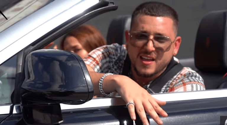 Το μακάβριο προφητικό βίντεο του Mad Clip: «Eίμαι κοντράκιας, τρέχω, στ’ @ρχίδι@ μου» (Vid)